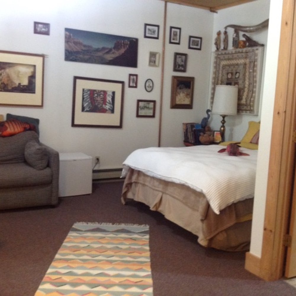 Tortuga Inn - Tippecanoe Room (Native American art) - Hotels Near Me - Winamac, Indiana