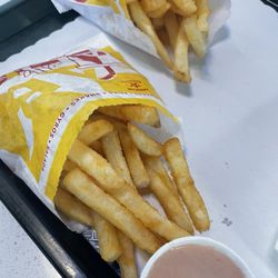 American Burgers - French fries and fry sauce