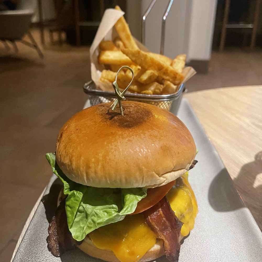 Cheese-Burger with fries