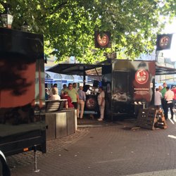 Prummekirmes - Am Brunnen gibt es lecker Altbier und Musik in schöner Atmosphäre!