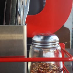 Peppes Pizza - Artig detalj med en rød P formet serviettholder på bordet.