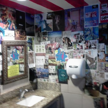 Barney's Beanery - Men's bathroom - Breakfast & Brunch Near Me - Westwood, California
