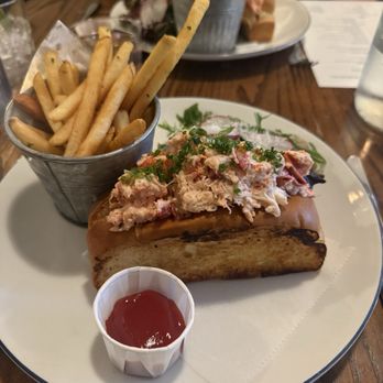 Earl's Premier - Lobster roll and fries - American Near Me - Kansas City, Missouri Earl's Premier - Lobster roll and fries - American Near Me - Kansas City, Missouri