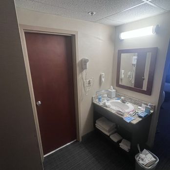 Comfort Inn - Sink - Hotels Near Me - White River Junction, Vermont