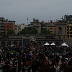 Arena Civica Gianni Brera - Una folla in attesa di entrare allo Star Wars Day,  ma dentro c'è già il mondo...