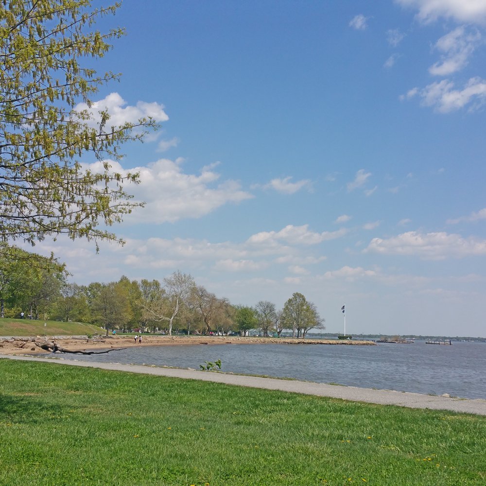 Battery Park - Walk, run bikes, skate, skip. Heck it's your it is your prerogative your can go what you want. Except vandalism, loitering no no - Landmarks & Historical Buildings Near Me - New Castle, Delaware