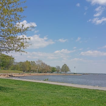 Battery Park - Walk, run bikes, skate, skip. Heck it's your it is your prerogative your can go what you want. Except vandalism, loitering no no - Landmarks & Historical Buildings Near Me - New Castle, Delaware