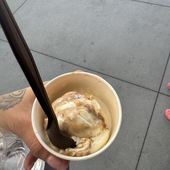 Salt & Straw - Salted caramel ribbon - Ice Cream & Frozen Yogurt Near Me - San Ramon, California