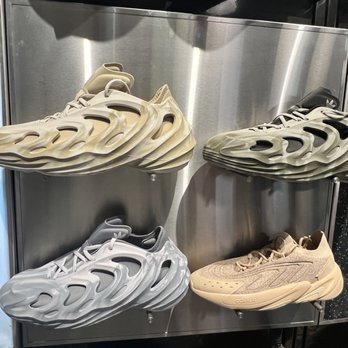 foot locker yeezy 700 v3