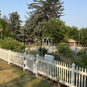 Gardenview Estate Bed & Breakfast - Garden and main building - Bed & Breakfast Near Me - Kettle Falls, Washington