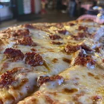 Gianni's Pizza - Up close and personal: Linguica pizza. - Italian Near Me - Monterey, California