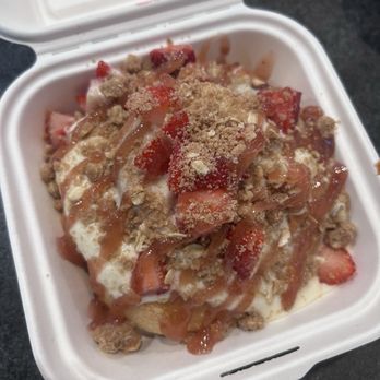 Cinnaholic - Strawberry cheesecake roll - Desserts Near Me - Corona, California Cinnaholic - Strawberry cheesecake roll - Desserts Near Me - Corona, California