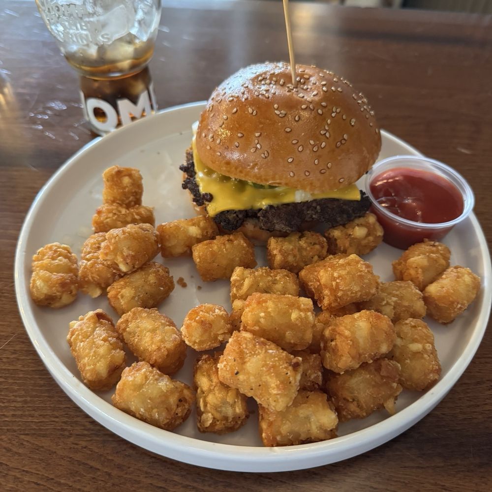 Chomp Kitchen and Drinks - Smash Classic Burger - Burgers Near Me - Newport, Rhode Island