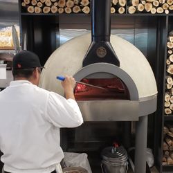 Tutta Bella Neapolitan Pizzeria - Kirkland - In goes my pizza