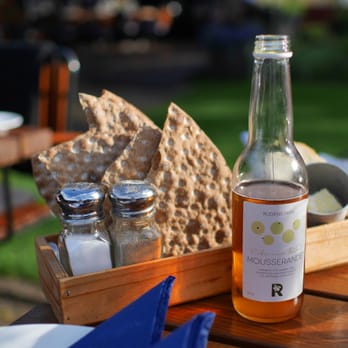 Fina Fisken - Brödkorg och god alkoholfri cider. - Seafood Near Me - Trosa, D Fina Fisken - Brödkorg och god alkoholfri cider. - Seafood Near Me - Trosa, D