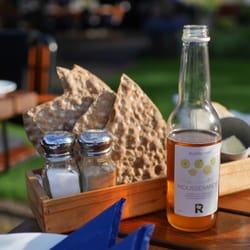 Fina Fisken - Brödkorg och god alkoholfri cider.