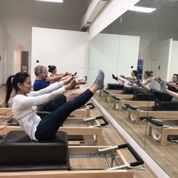 Alma Pilates - Reformer group Class. Teaser up!