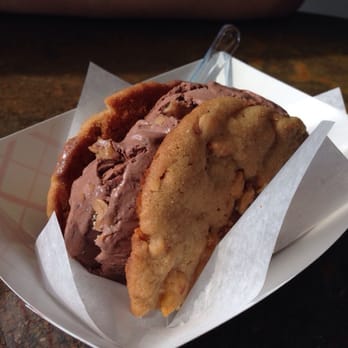 Bakerbots Baking - Peanut butter and chocolate ice cream with peanut cookie - Desserts Near Me - Toronto, Ontario Bakerbots Baking - Peanut butter and chocolate ice cream with peanut cookie - Desserts Near Me - Toronto, Ontario