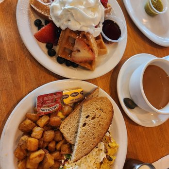 Fratelli Cafe - BeeGees scramble and very berry French toast - Coffee & Tea Near Me - Los Angeles, California