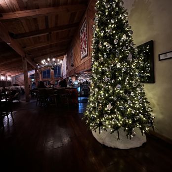 Highlands Ranch Restaurant - Christmas tree - Bars Near Me - Mill Creek, California Highlands Ranch Restaurant - Christmas tree - Bars Near Me - Mill Creek, California