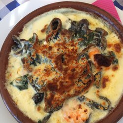 Il Gamberetto - Pasta al neri di sepia con espinacas, nata, gambas y salmón.