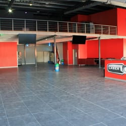 Laser Game Évolution - Accès vers les labyrinthes et les salles privatives au rez de chaussée et à l'étage mezzanine et grande salle de réception.