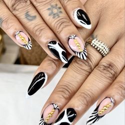 Spotlight Lashes & Nails