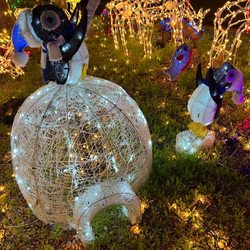 Lee & Patricia Sepanek's Holiday Lights - Penguins Gone Fishing