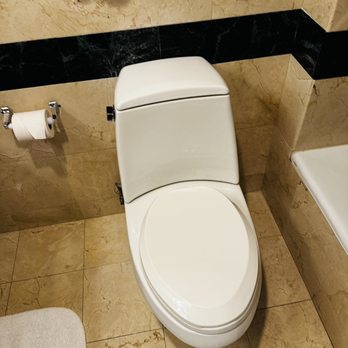 Inn at Great Neck - Toliet - Hotels Near Me - Great Neck, New York Inn at Great Neck - Toliet - Hotels Near Me - Great Neck, New York
