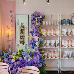 Momo Tea - Products on display