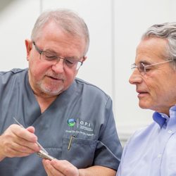 O.P.I. ZENTRUM FÜR ZAHNMEDIZIN & CHIRURGIE - Prof. Dr. Dr. Dr. Christian Foitzik, Oralchirurg und MKG-Chirurg Darmstadt im Behandlungsgespräch, O.P.I. Zentrum Darmstadt