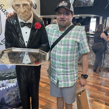 290 Wine Castle - Greeter - Wine Tasting Room Near Me - Johnson City, Texas