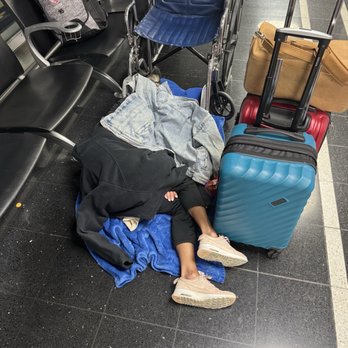 Southwest Airlines - Sleeping on the floor - Airlines Near Me - Cancún, ROO Southwest Airlines - Sleeping on the floor - Airlines Near Me - Cancún, ROO