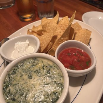 Houston's Restaurant - Spinach dip, iykyk - American Near Me - Pompano Beach, Florida