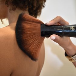 Sunless Lab Spray Tan Bar - DOLCE DUST Luxury Finishing Powder is the ideal compliment to spray tanning services. No need to feel sticky or uncomfortable after a spray