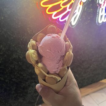 Ding Tea & Crumbs - Strawberry ice cream in bubble waffle - Bubble Tea Near Me - San Antonio, Texas
