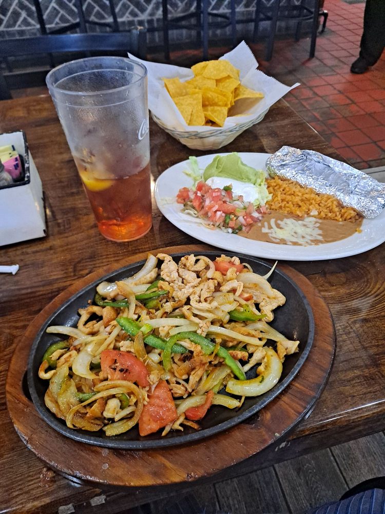 La Rivera Mexican Restaurant & Grill Logo