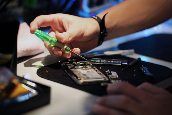 Mobile Service! Battery Replacement and Screen Repair - We will drive to you! We specialize in screen repair and battery replacement. Mobile Service! Battery Replacement and Screen Repair - We will drive to you! We specialize in screen repair and battery replacement.
