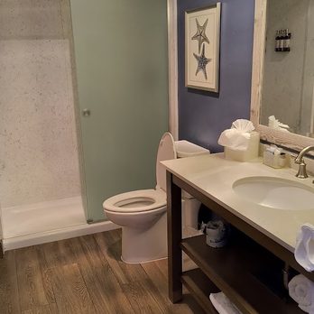 Sand Pebbles Inn - Bathroom with walk-in shower in Room 214 - Hotels Near Me - Cambria, California Sand Pebbles Inn - Bathroom with walk-in shower in Room 214 - Hotels Near Me - Cambria, California