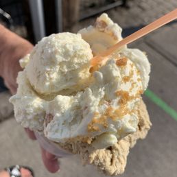 Top view: Three flavours (Cappuccino, Sicilian Pistachio, Key Pie) in a cup - Regular Size