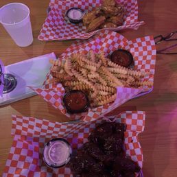 ONE BITE WINGS BASKET OF CRINKLES