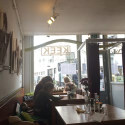 Kunst en Eerlijke Koffie - Fijne lichte ruimte, altijd met werk van jonge kunstenaars aan de muur.