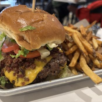 Lawrence Hall - Smashburger - Food Court Near Me - Pittsburgh, Pennsylvania