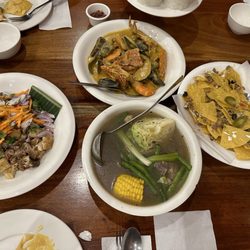 Wooden Table - Towkat Baboy, Nilaga, seafood kare kare, nachos