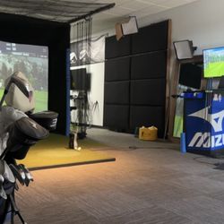 Mike Metz Golf - Indoor facility showcasing the swing area and simulator