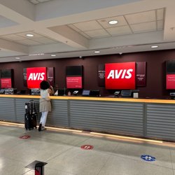 Avis - Only one person working at counter and 25 people waiting in line.