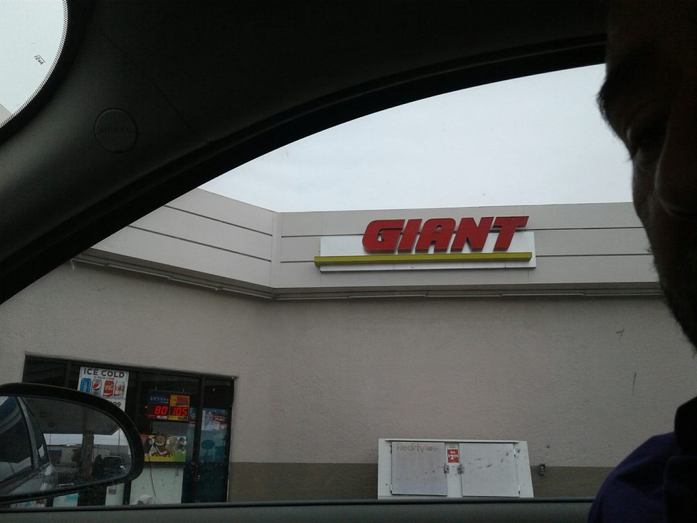 Giant Gasoline & Convenience Store Logo