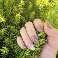 Adaline Nails - Manicure with dip color and jelly gel nail on ring finger