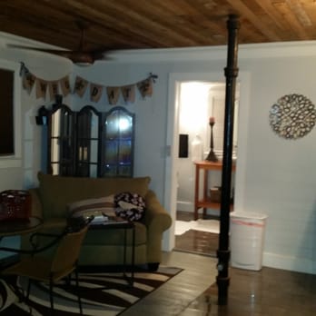 Front Beach Cottages - Sitting area - Vacation Rentals Near Me - Ocean Springs, Mississippi Front Beach Cottages - Sitting area - Vacation Rentals Near Me - Ocean Springs, Mississippi