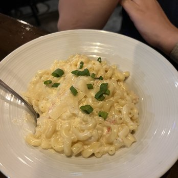 Smith & Kings - Lobster Mac and Cheese - Cocktail Bars Near Me - Honolulu, Hawaii Smith & Kings - Lobster Mac and Cheese - Cocktail Bars Near Me - Honolulu, Hawaii